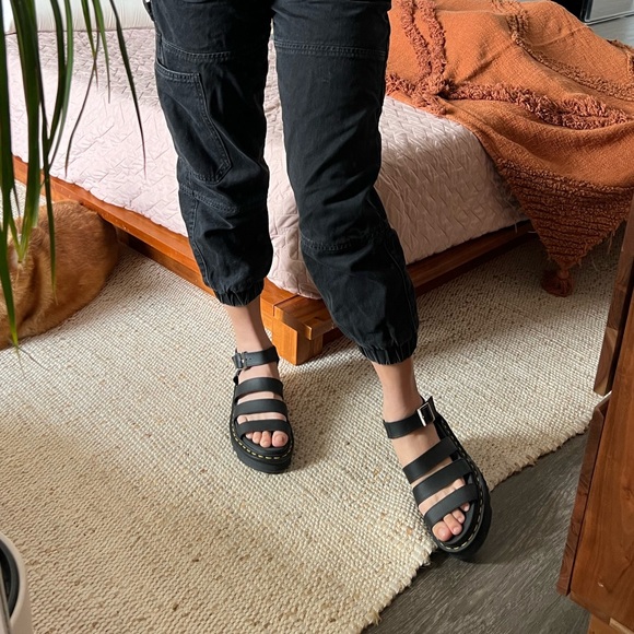 NWOT Dr. Martens Blaire Hydro Leather Strap Sandal - 7 - Picture 3 of 11